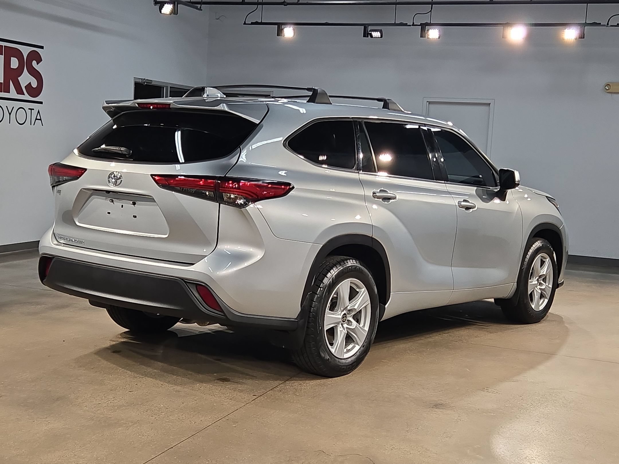 Used 2021 Toyota Highlander L FWD image 7