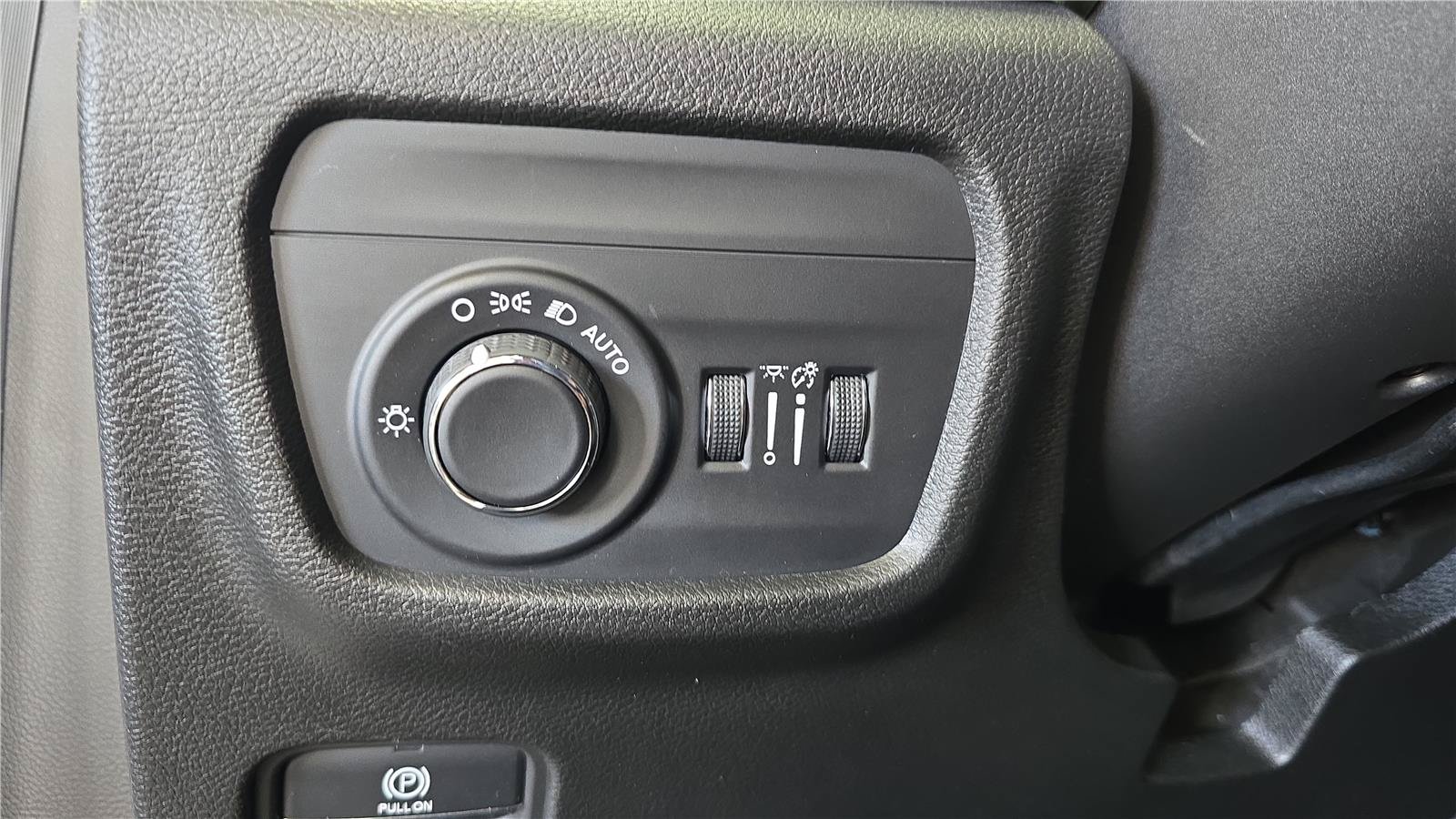 Used 2023 Jeep Grand Cherokee Laredo w/ Luxury Tech Group I AWD/4WD image 26