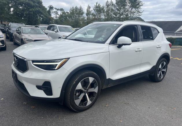 Used 2024 Volvo XC40 B5 Plus w/ Protection Package Premier AWD/4WD image 2