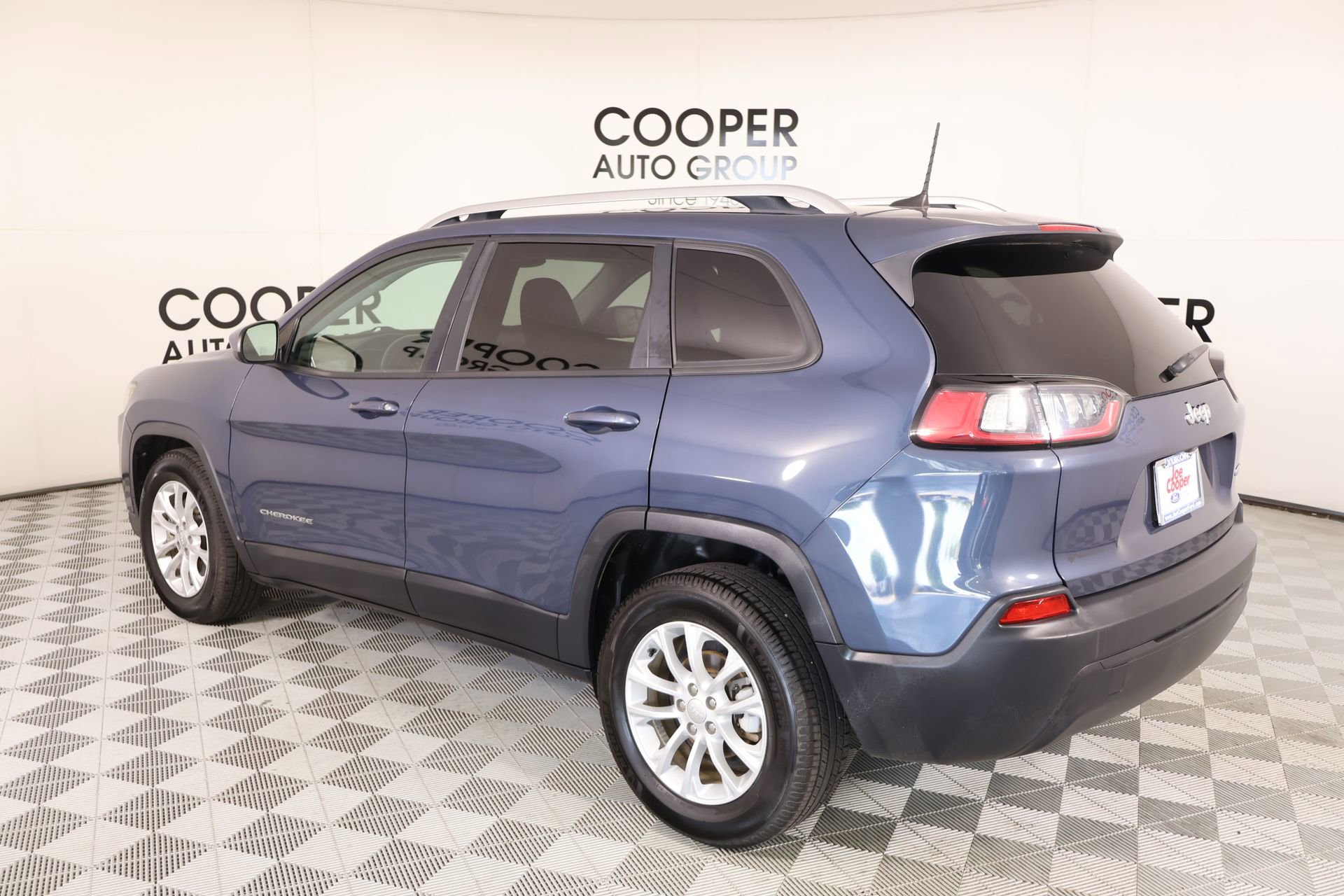Used 2020 Jeep Cherokee Latitude w/ Cold Weather Group image 22