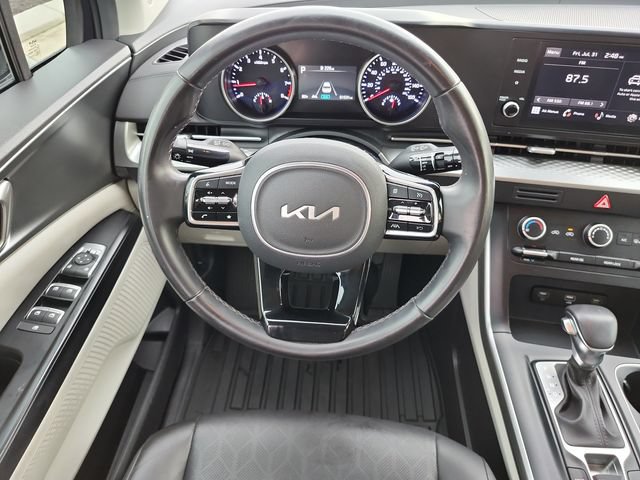 Used 2024 Kia Carnival LX FWD image 15