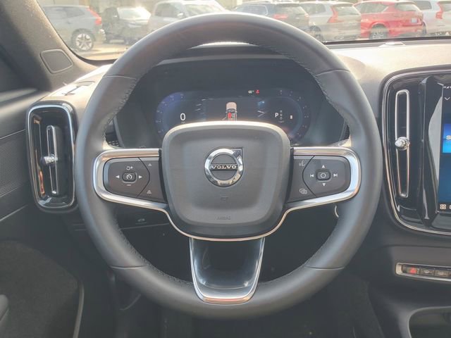 Used 2025 Volvo XC40 B5 Plus AWD/4WD image 28