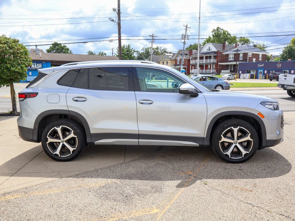 Certified 2025 Volkswagen Tiguan SE w/ Panoramic Sunroof Package AWD/4WD image 6
