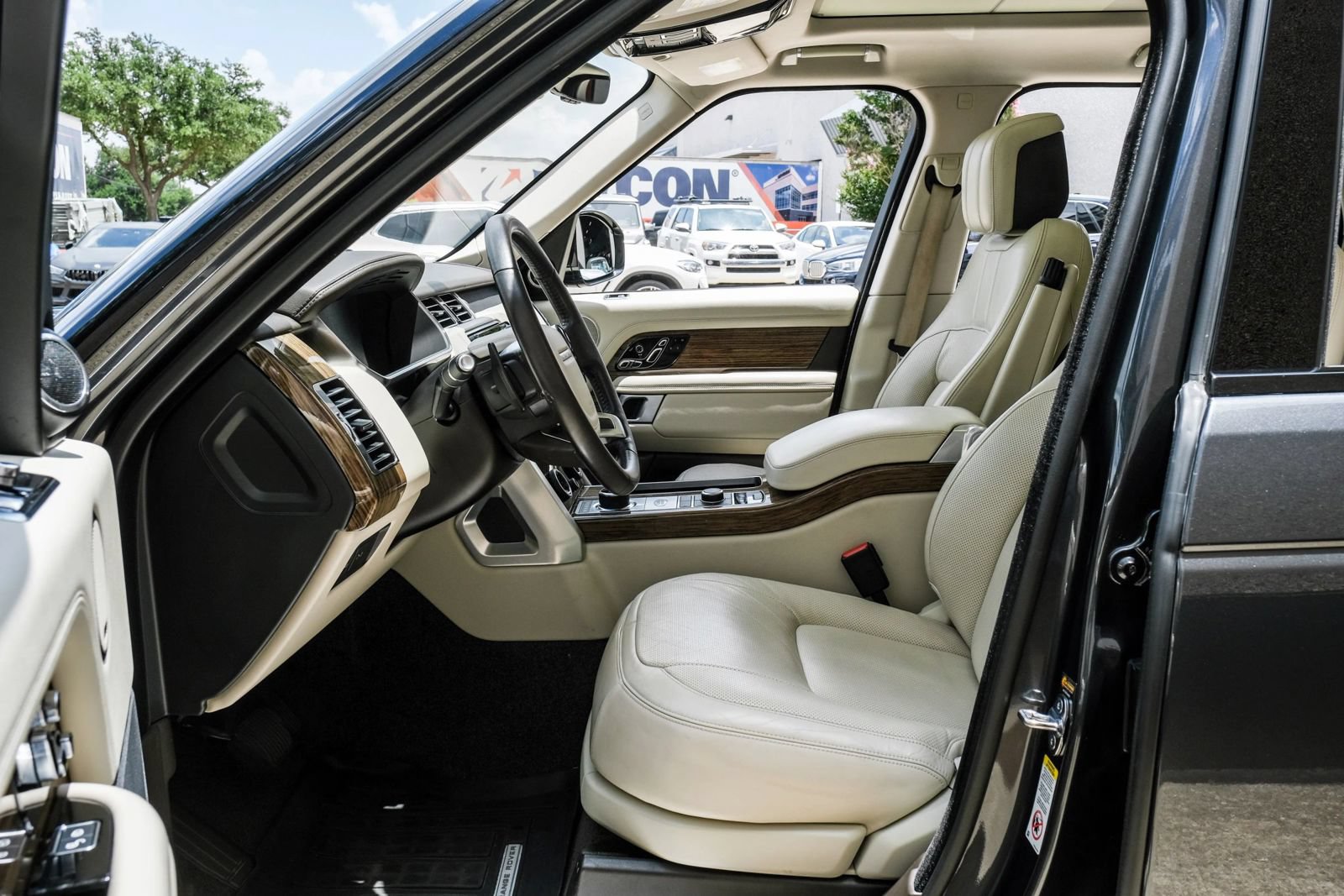 Used 2019 Land Rover Range Rover Supercharged AWD/4WD image 3