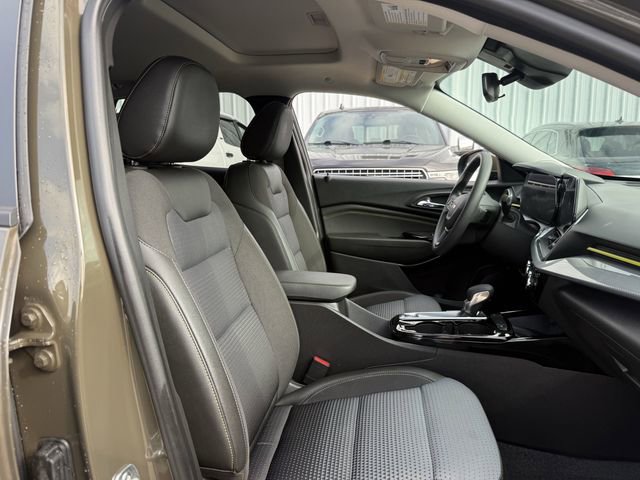 Used 2024 Chevrolet Trax LT w/ Sunroof Package FWD image 30