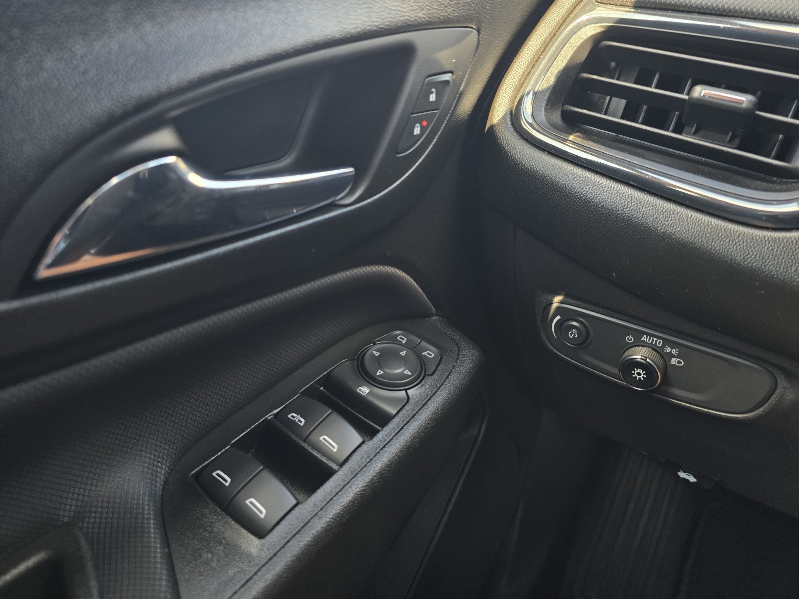Used 2022 Chevrolet Equinox RS FWD image 23