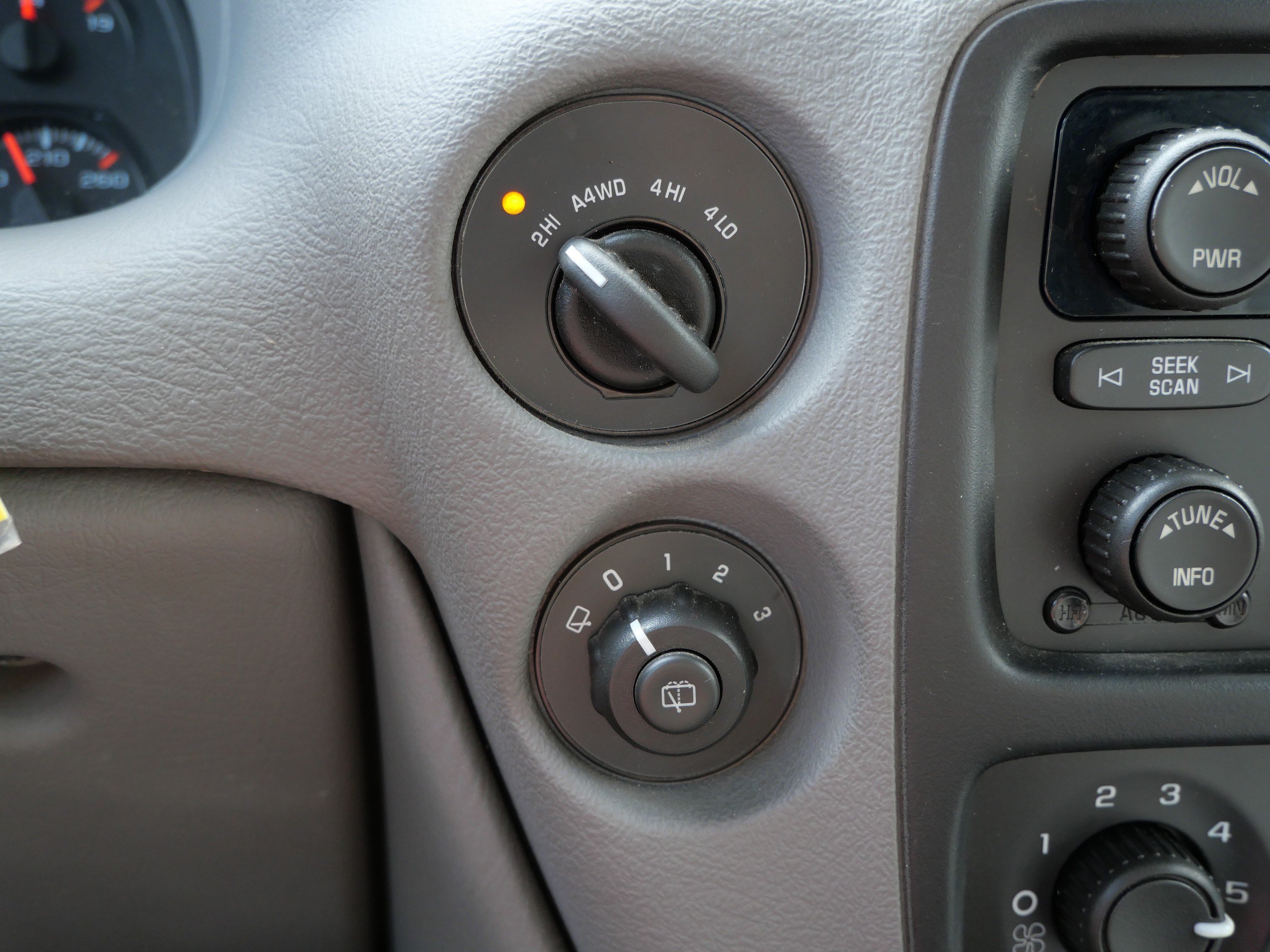 Used 2005 Chevrolet TrailBlazer LS w/ LS Preferred Equipment Group AWD/4WD image 29