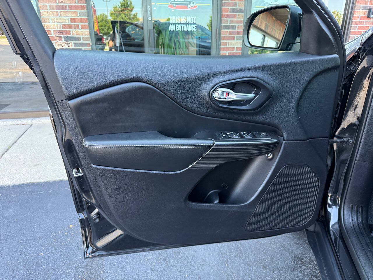 Used 2014 Jeep Cherokee Limited FWD image 18