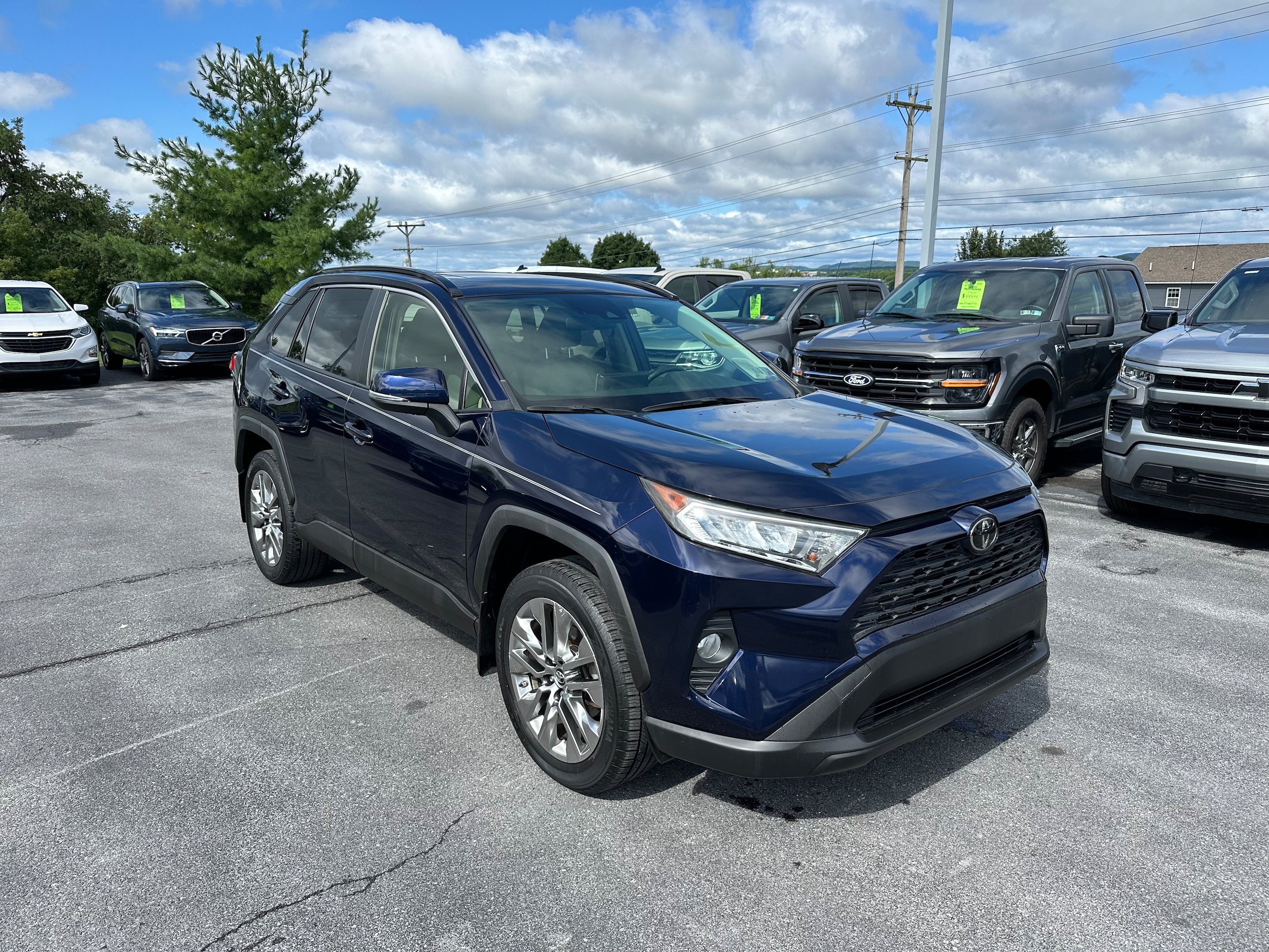 Used 2019 Toyota RAV4 XLE Premium w/ Cold Weather Package AWD/4WD image 3