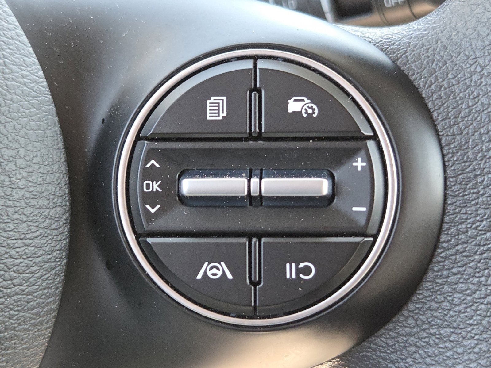 Used 2025 Kia Soul LX w/ LX Technology Package FWD image 8
