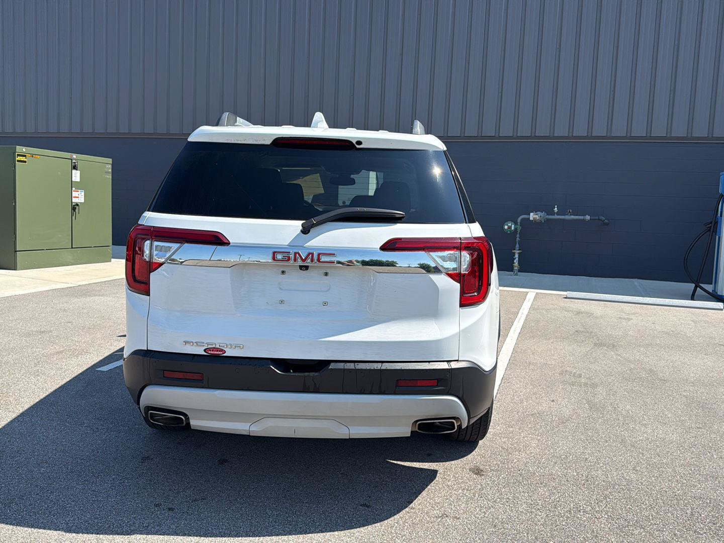 Used 2023 GMC Acadia SLT FWD image 4