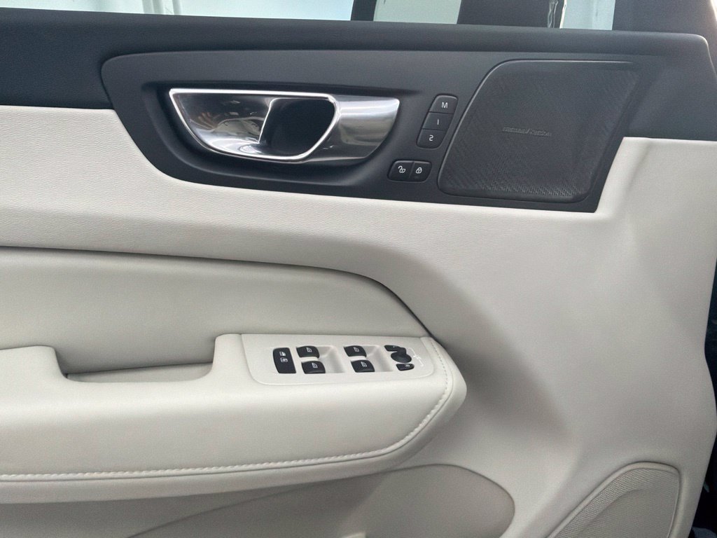 Used 2023 Volvo XC60 B5 Ultimate FWD image 12