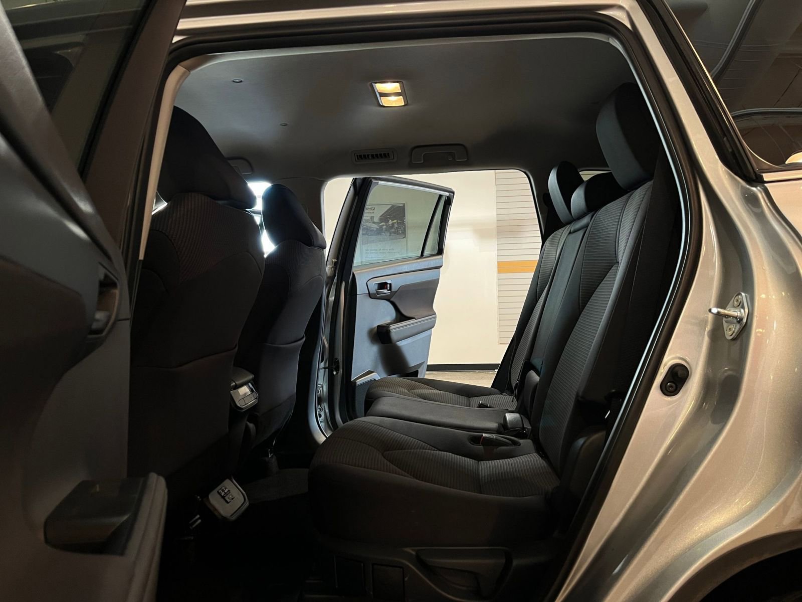 Used 2025 Toyota Highlander LE image 27