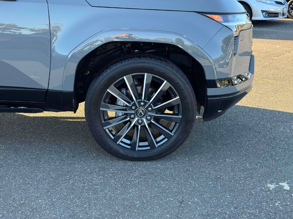 Used 2024 Lexus GX 550 AWD/4WD image 9