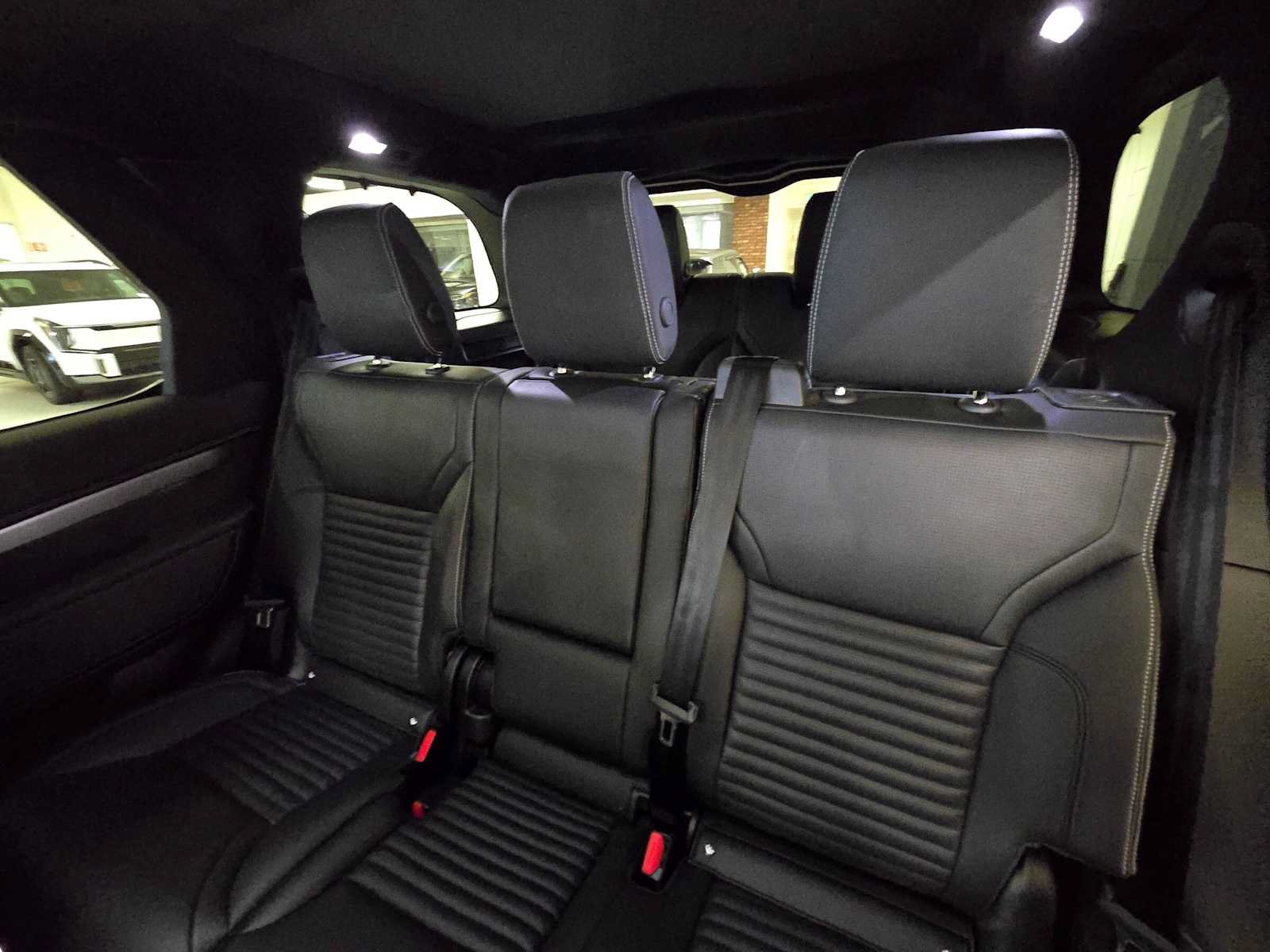 Used 2025 Land Rover Discovery Dynamic SE AWD/4WD image 18
