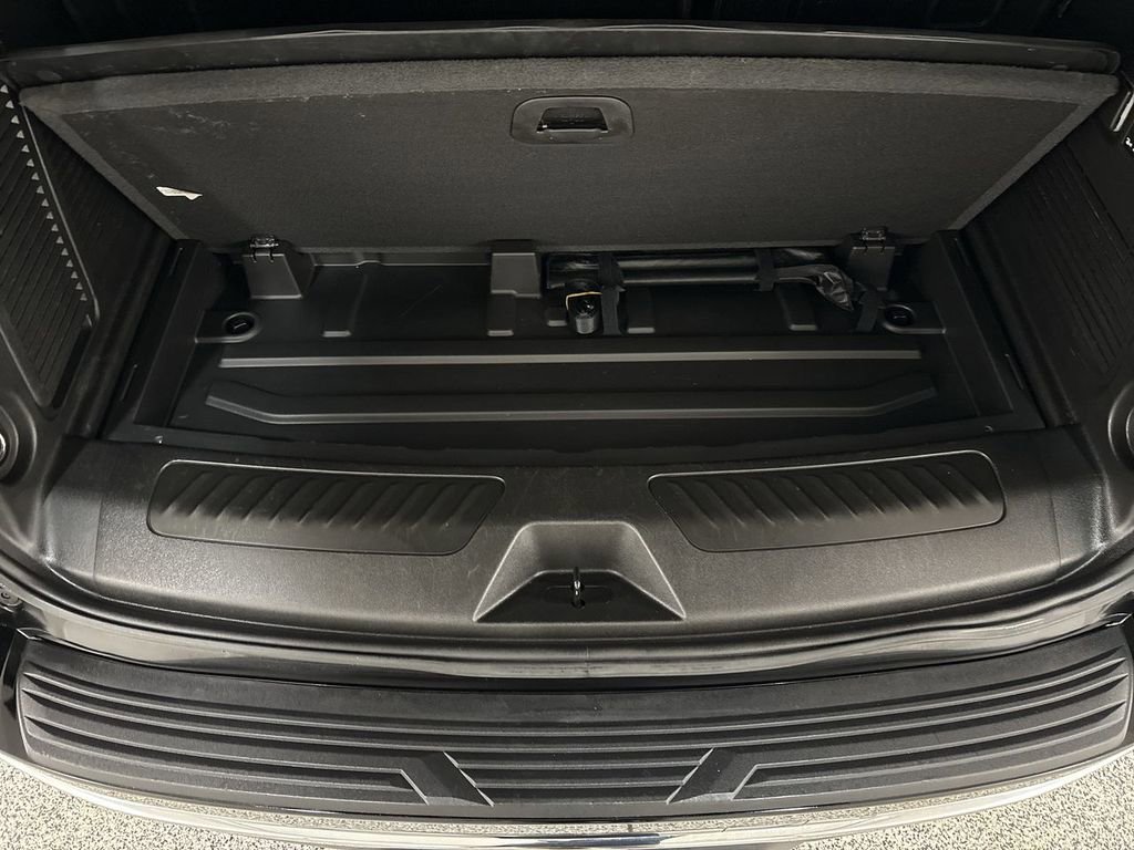 Used 2024 GMC Yukon SLT w/ SLT Luxury Package image 29