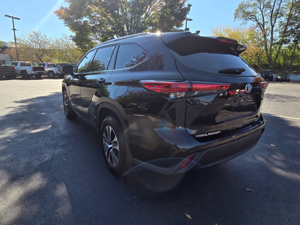 Certified 2022 Toyota Highlander XLE AWD/4WD image 6