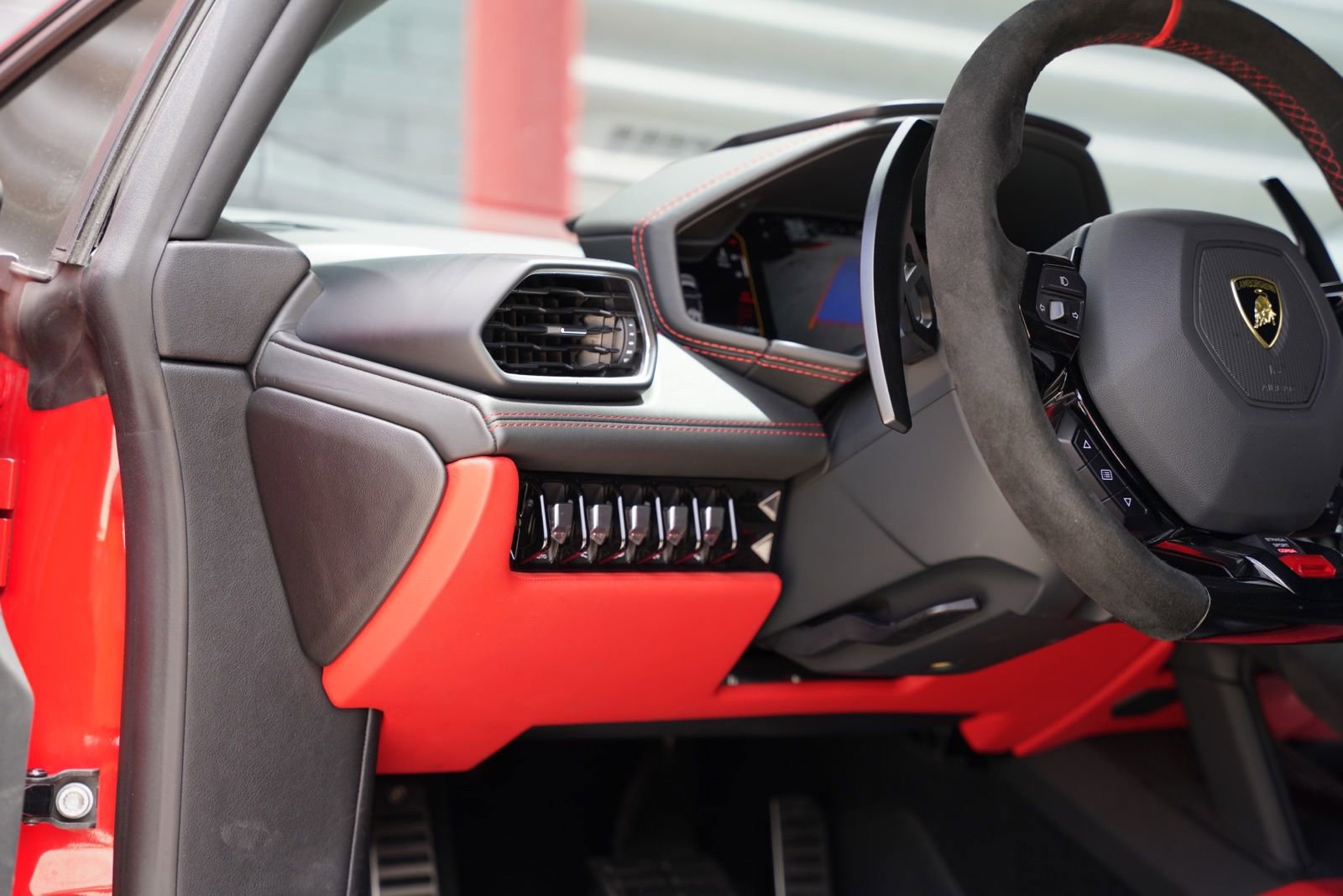 Used 2020 Lamborghini Huracan EVO image 17