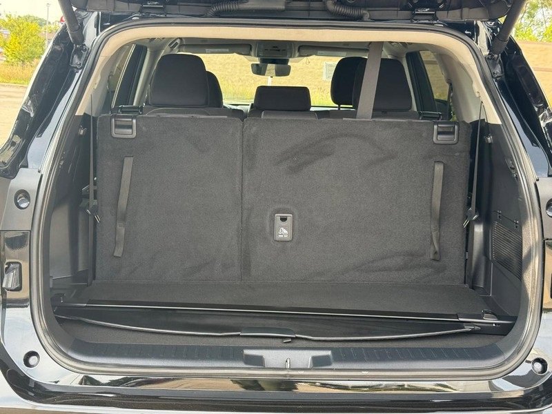 Used 2024 Toyota Highlander LE image 9