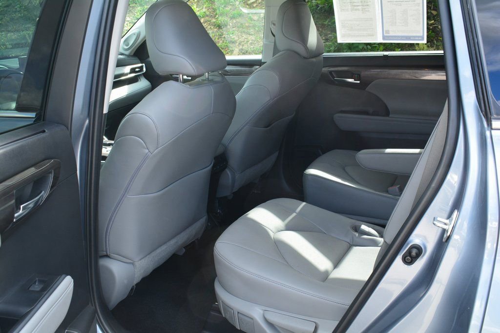 Used 2023 Toyota Highlander Limited image 23