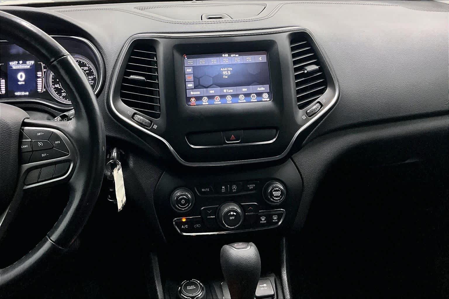 Used 2019 Jeep Cherokee Latitude w/ Cold Weather Group AWD/4WD image 7