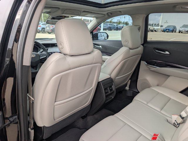 Used 2022 Cadillac XT4 Luxury w/ Cold Weather Package FWD image 25