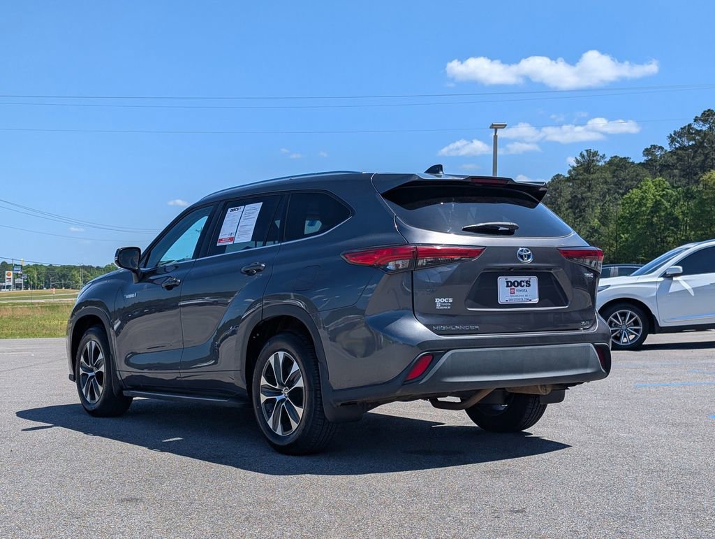 Used 2020 Toyota Highlander XLE image 3