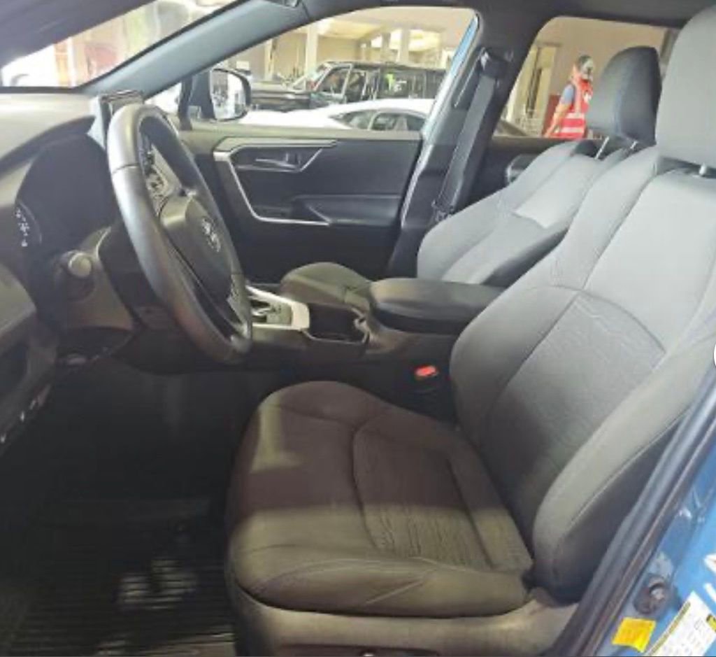 Used 2022 Toyota RAV4 SE w/ Convenience Package image 2