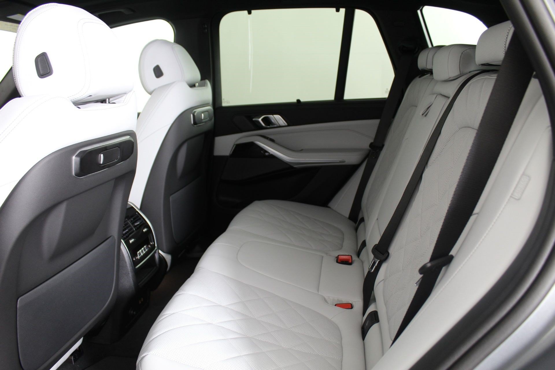 Used 2026 BMW X5 xDrive40i w/ M Sport Package AWD/4WD image 21