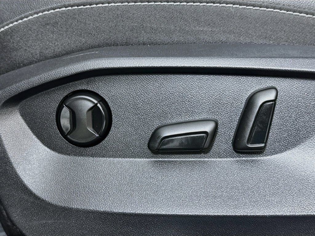 Used 2022 Volkswagen Taos SE w/ Panoramic Sunroof Package FWD image 17