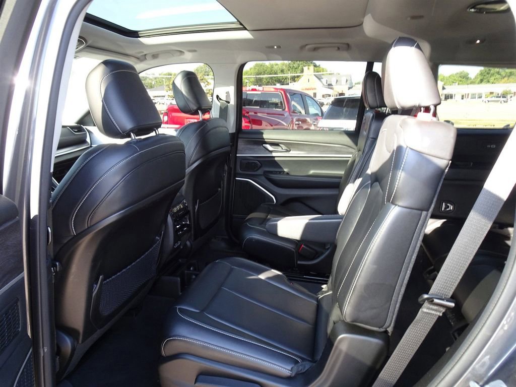 Used 2022 Jeep Grand Cherokee L Limited AWD/4WD image 16
