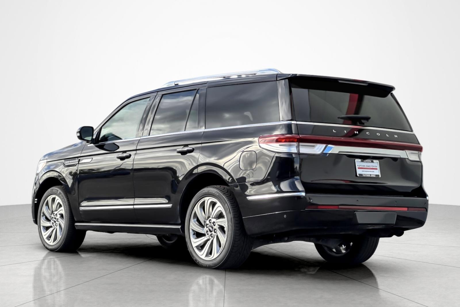 Used 2024 Lincoln Navigator Premiere image 3