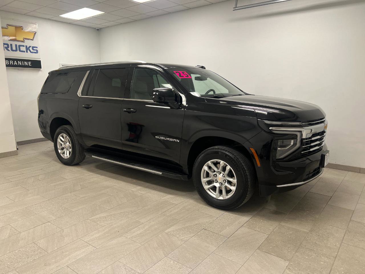 Used 2025 Chevrolet Suburban LT image 3