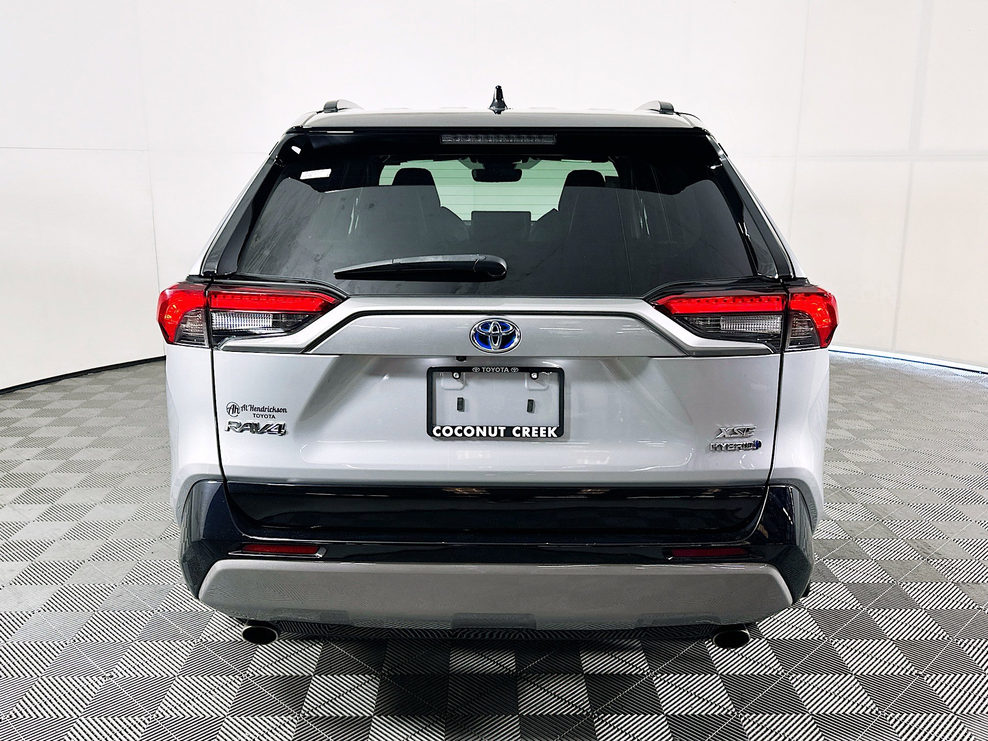 Used 2024 Toyota RAV4 XSE AWD/4WD image 4