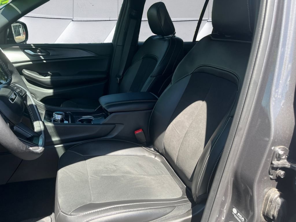 Used 2025 Jeep Grand Cherokee Altitude AWD/4WD image 8