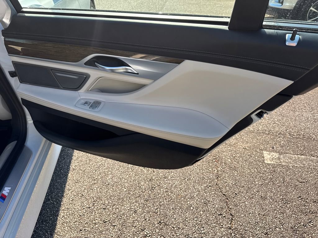 Used 2018 BMW 750i image 16
