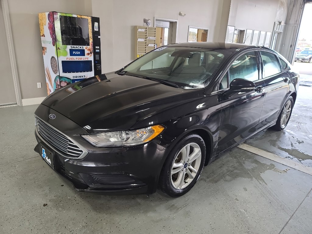Used 2018 Ford Fusion SE image 2