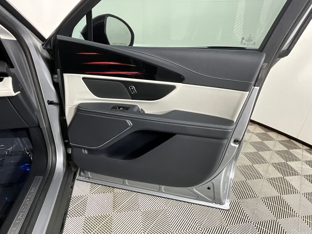 Used 2025 Lincoln Nautilus Premier AWD/4WD image 21