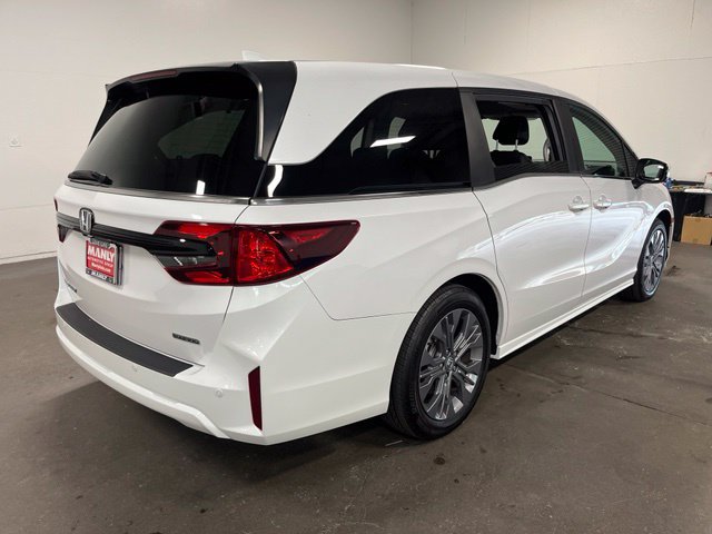 Used 2025 Honda Odyssey Touring image 3