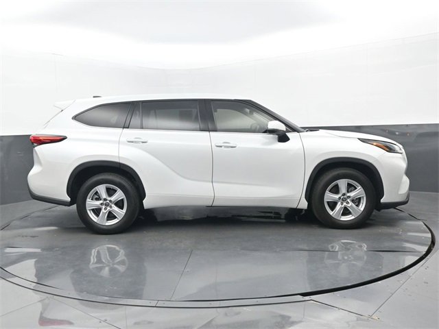 Used 2022 Toyota Highlander LE image 2