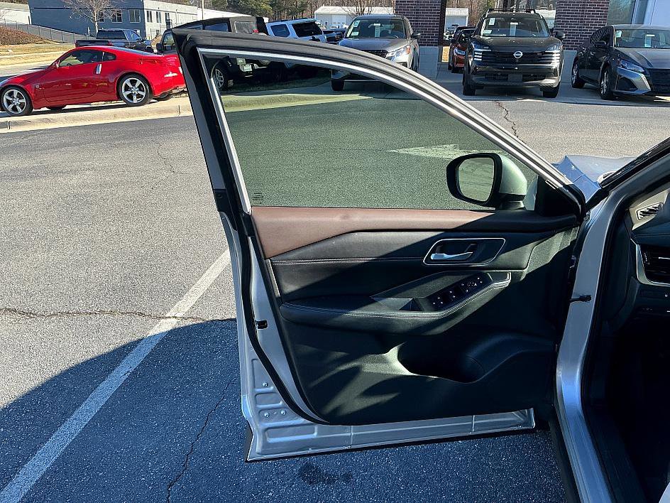 Used 2021 Nissan Rogue SV w/ Premium Package image 11