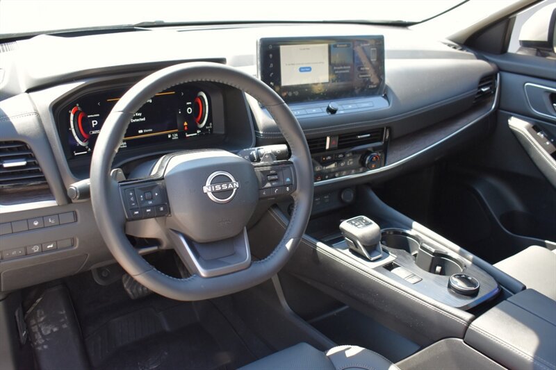 Used 2026 Nissan Rogue Platinum w/ Platinum Premium Package AWD/4WD image 3