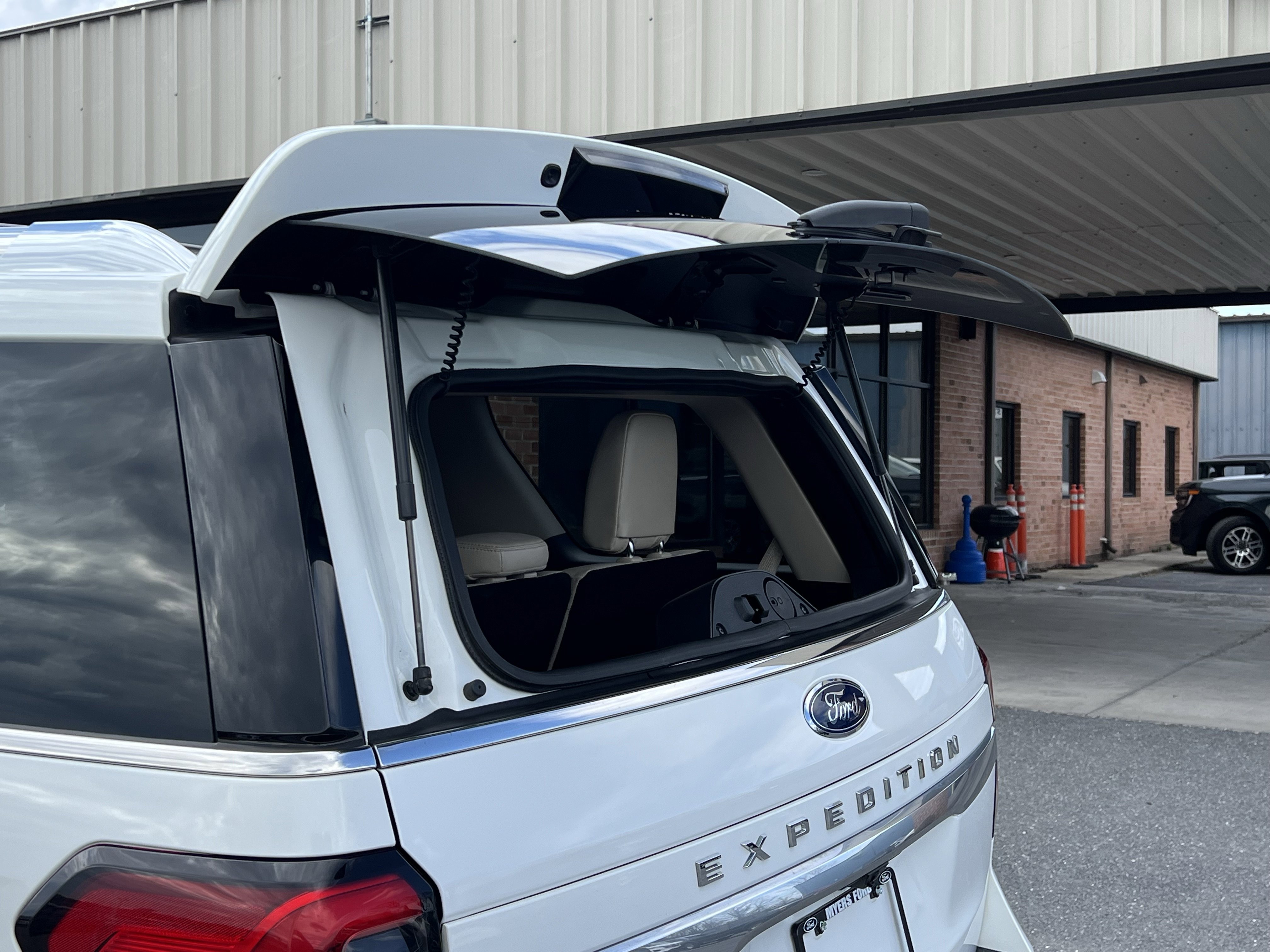 Used 2023 Ford Expedition Platinum image 11