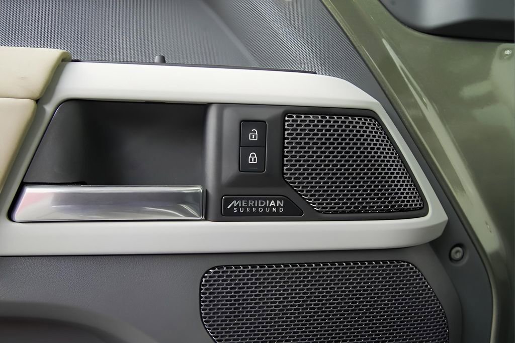Used 2023 Land Rover Defender 110 X-Dynamic SE image 21
