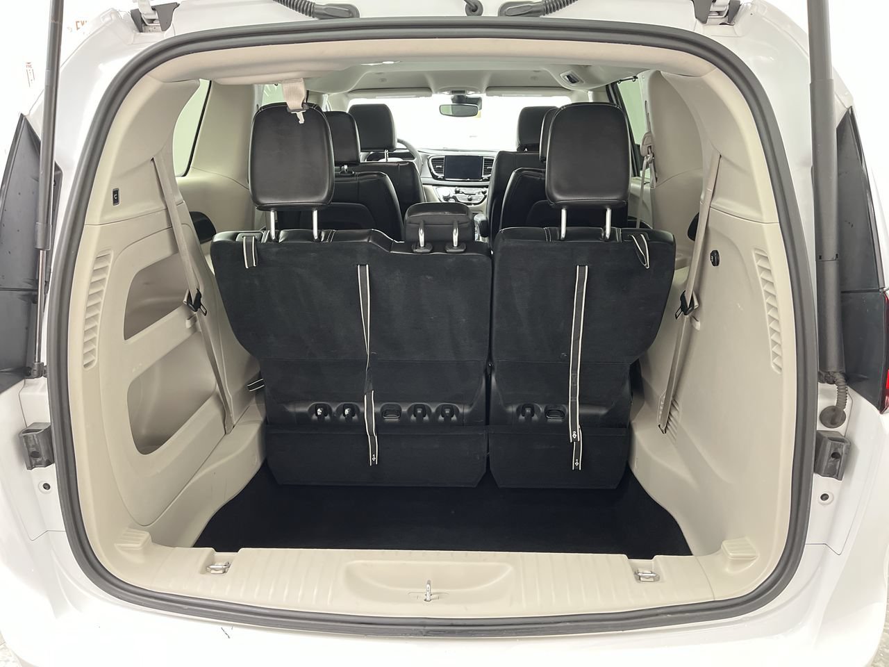 Used 2024 Chrysler Pacifica Touring-L FWD image 28