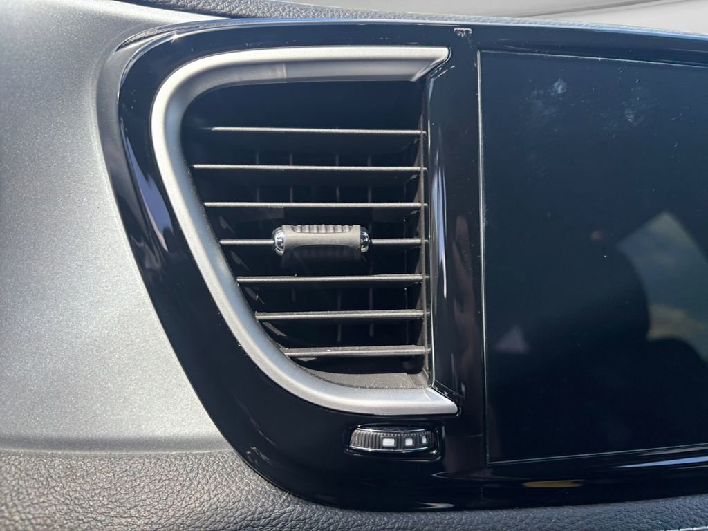 Used 2025 Chrysler Pacifica Limited FWD image 15