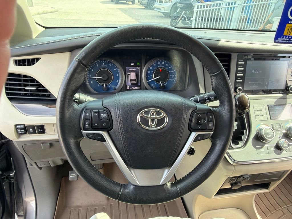 Used 2018 Toyota Sienna XLE w/ XLE Navigation Package FWD image 17