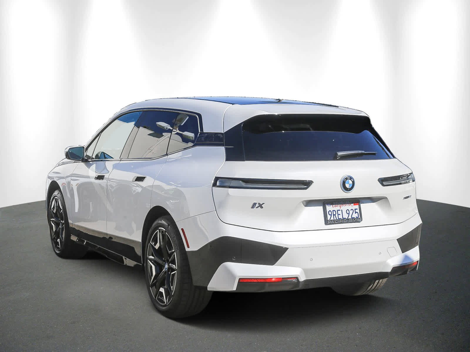 Used 2025 BMW iX xDrive50 w/ Sport Package image 4