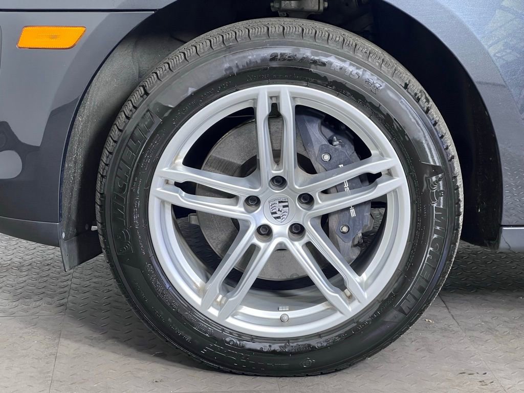 Certified 2025 Porsche Macan image 13