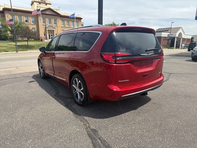Used 2025 Chrysler Pacifica Pinnacle w/ Trailer Tow Group AWD/4WD image 3